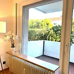 Japandi-style In Mit Stellplatz, Balkon アパート